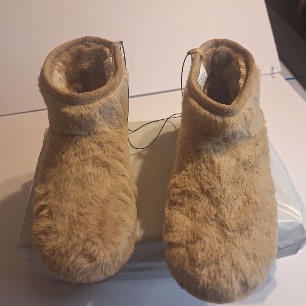 Arizona Jean Company Tan Faux Fur Slippers - Picture 8 of 9